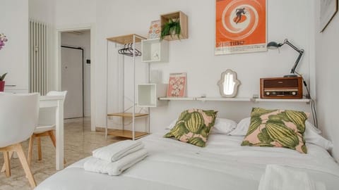 Bed, Living room, air conditioner