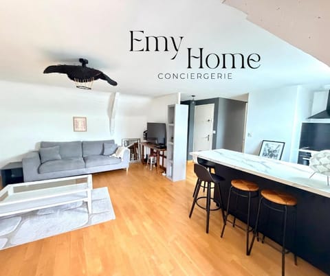 TV and multimedia, Kitchen or kitchenette, Living room, Seating area, Dining area, Text overlay