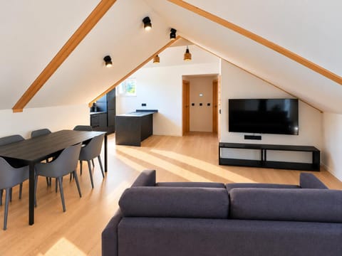 TV and multimedia, Living room, Seating area, Dining area
