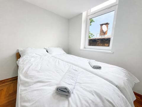 Bed, Photo of the whole room, Bedroom, towels