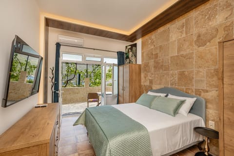 Bed, TV and multimedia, Bedroom