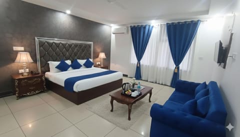 Bed, Living room, Photo of the whole room, Seating area, Bedroom