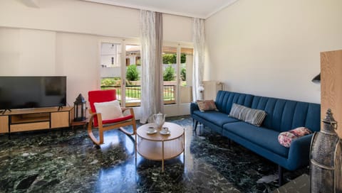 TV and multimedia, Living room, Seating area, Evening entertainment