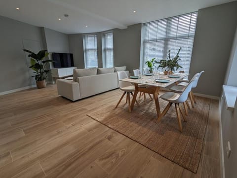 TV and multimedia, Living room, Seating area, Dining area