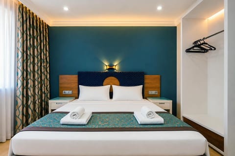 Bed, Bedroom, towels