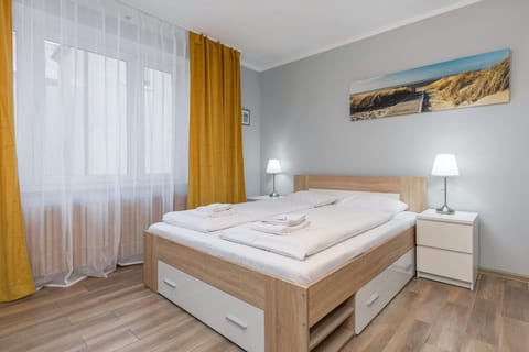 Bed, Photo of the whole room, towels