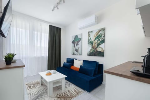 TV and multimedia, Seating area, air conditioner