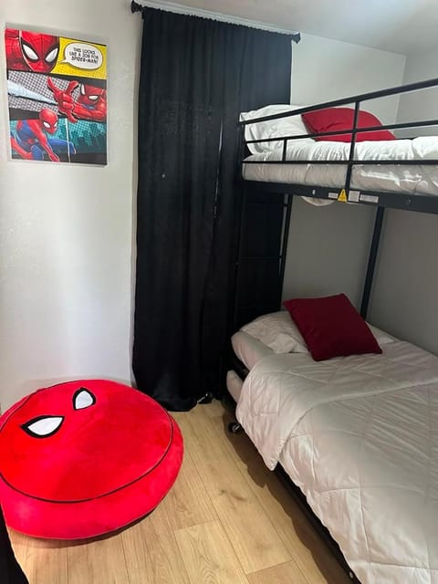 Bedroom, bunk bed