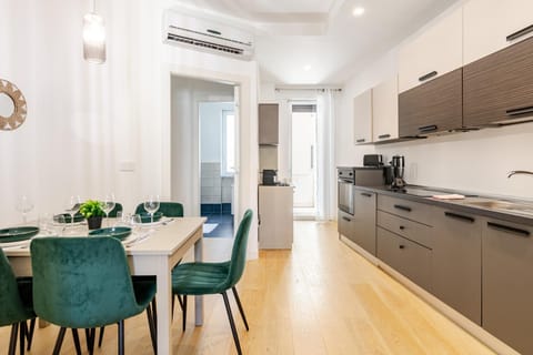 Dining area, Lunch, stove, kitchen