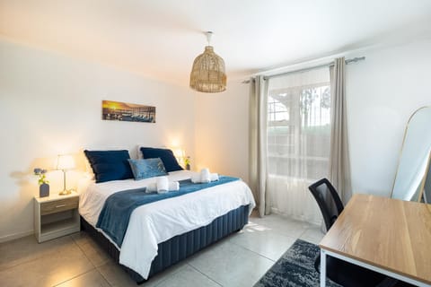 Bed, Photo of the whole room, Seating area, Bedroom