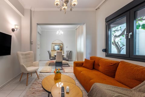 TV and multimedia, Living room, Seating area, Dining area