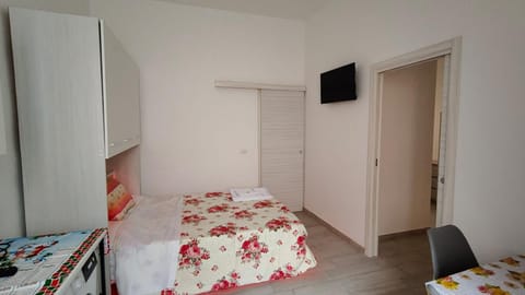 Photo of the whole room, Bedroom, kitchen
