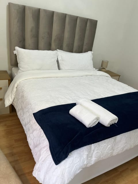 Bed, Photo of the whole room, Bedroom, towels