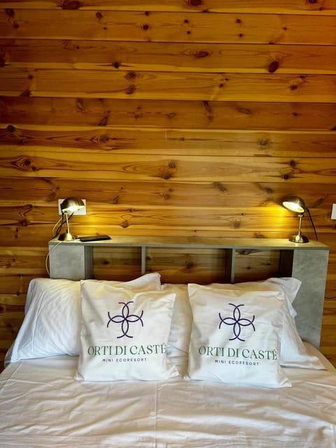 Bed, Property logo or sign, Photo of the whole room, Bedroom
