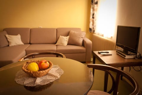 TV and multimedia, Seating area, Bedroom