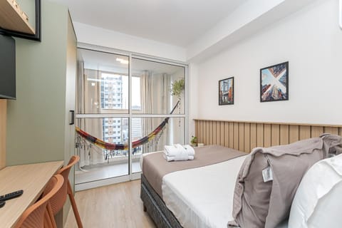 Bed, TV and multimedia, Photo of the whole room, Bedroom, towels