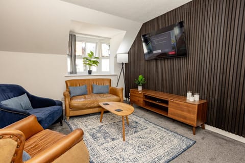 Communal lounge/ TV room, TV and multimedia, Living room, Seating area, Evening entertainment