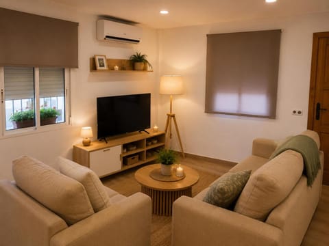 Communal lounge/ TV room, TV and multimedia, Living room, Seating area, Evening entertainment, air conditioner