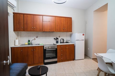 Kitchen or kitchenette, Dining area, oven, stove