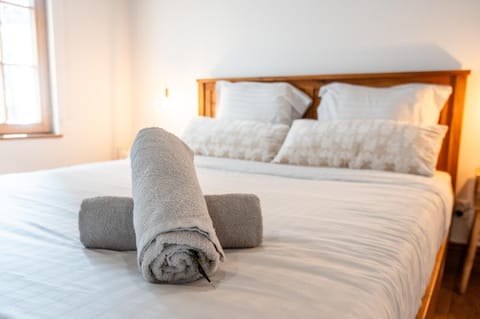 Bed, Bedroom, towels