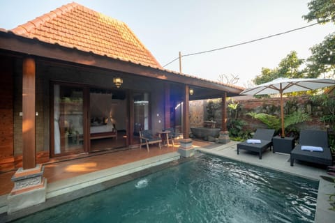 Property building, Patio, Day, Natural landscape, Garden, Living room, Seating area, Garden view, Pool view, Swimming pool, sunbed