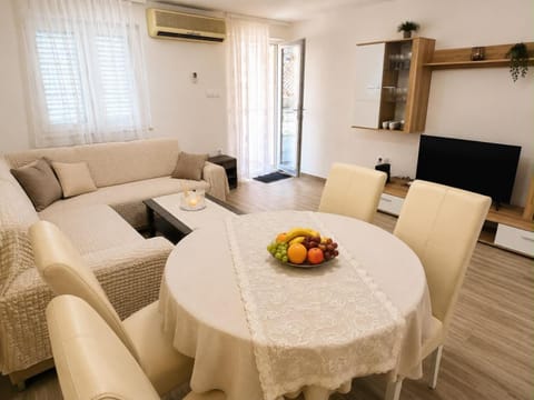 Communal lounge/ TV room, TV and multimedia, Living room, Seating area, Dining area, air conditioner