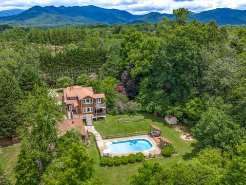 Property building, Natural landscape, Bird's eye view, Garden, Garden view, Mountain view, Pool view, Swimming pool