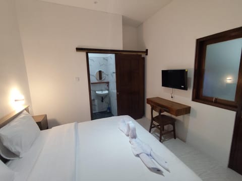 Bed, TV and multimedia, Photo of the whole room, Bedroom, towels, wardrobe