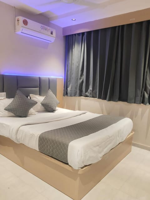 Bed, Photo of the whole room, Bedroom, air conditioner