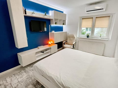 Bed, TV and multimedia, Bedroom, air conditioner