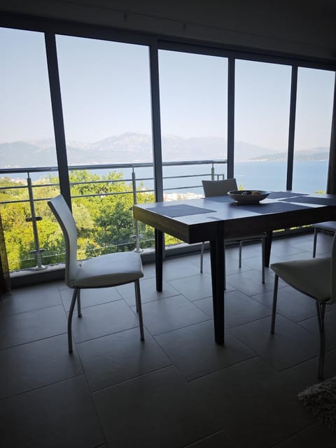 View (from property/room), Balcony/Terrace, Dining area, Sea view