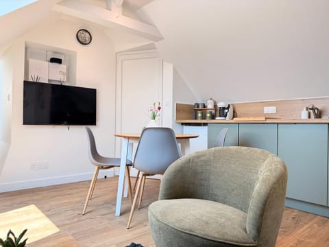 Property building, TV and multimedia, Kitchen or kitchenette, Dining area