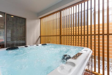 Hot Tub, Swimming pool
