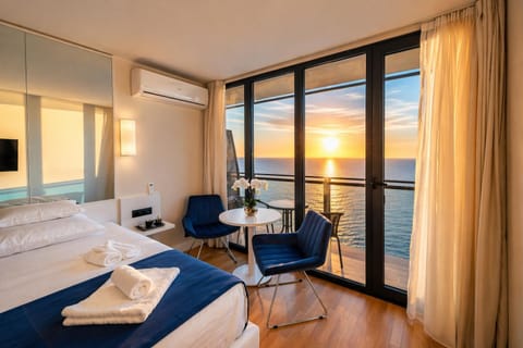 View (from property/room), Balcony/Terrace, Photo of the whole room, Seating area, Bedroom, Sea view