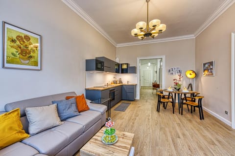TV and multimedia, Kitchen or kitchenette, Living room, Seating area, Dining area, oven, stove