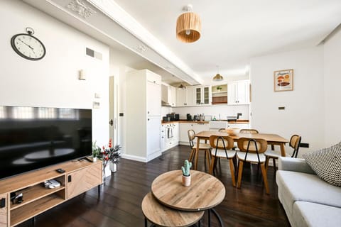 Living room, Seating area, Dining area