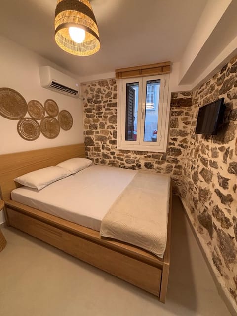 Bed, TV and multimedia, Bedroom, flat iron, internet, towels, wardrobe, air conditioner