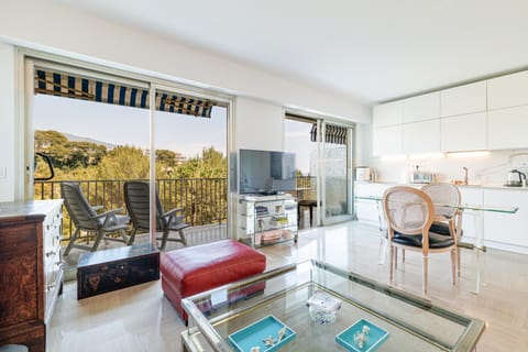 Patio, Communal lounge/ TV room, TV and multimedia, Kitchen or kitchenette, Living room, Seating area, Dining area
