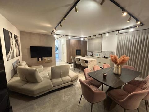 TV and multimedia, Kitchen or kitchenette, Living room, Seating area, Dining area
