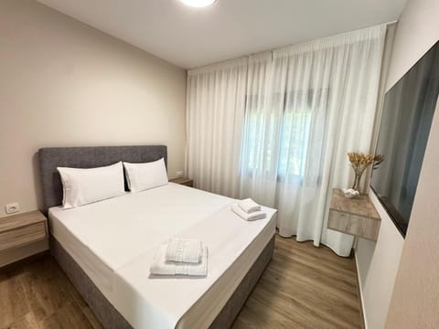 Bed, TV and multimedia, Bedroom, towels