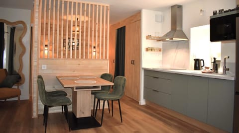 Property building, Kitchen or kitchenette, Decorative detail, Dining area
