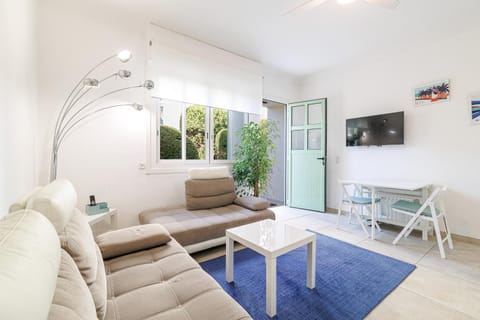 Communal lounge/ TV room, TV and multimedia, Living room, Seating area, Dining area