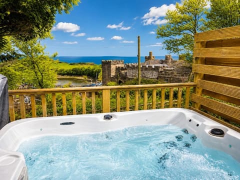 Property building, Natural landscape, Hot Tub, Hot Tub, Sea view, Parking, pet friendly