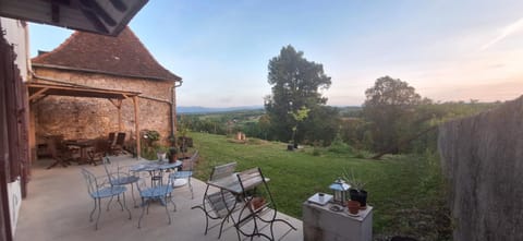 Property building, Patio, Spring, Day, Natural landscape, Garden, View (from property/room), Balcony/Terrace, Dining area, Garden view, Mountain view