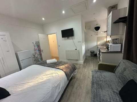 TV and multimedia, Kitchen or kitchenette, Living room, Seating area, hair dresser, wardrobe