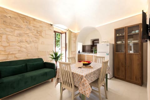 TV and multimedia, Kitchen or kitchenette, Living room, Seating area, Dining area