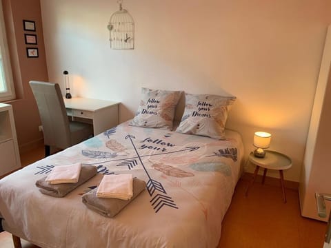 Bed, Bedroom, towels
