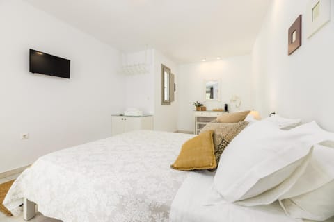 Perivoli Rooms Apartment in Paros