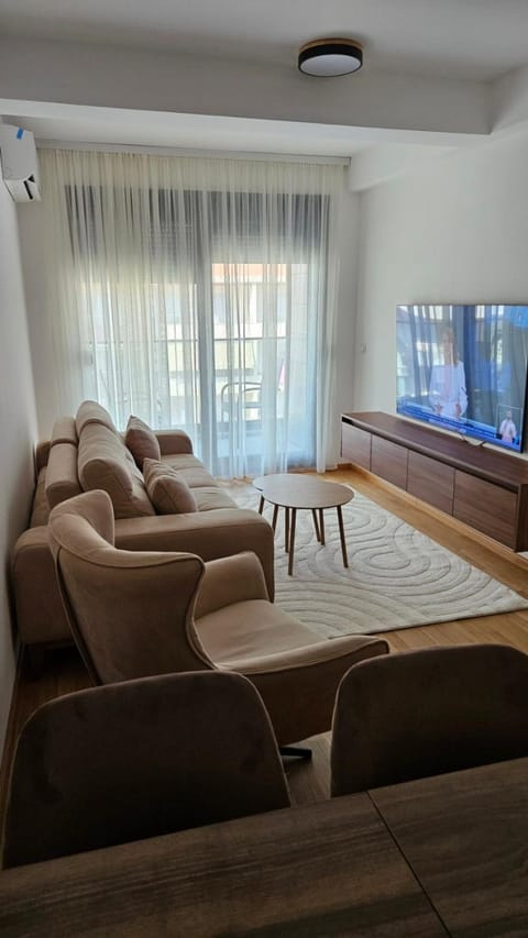 Communal lounge/ TV room, TV and multimedia, Living room, Seating area, Dining area, Evening entertainment