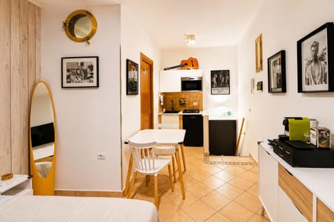 Coffee/tea facilities, Kitchen or kitchenette, Living room, Seating area, Dining area, minibar, oven